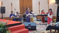 Foto : Penampilan Anak SD yang megemparkan Pangung di acara Seminar di Solo