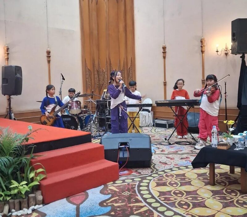 Foto : Penampilan Anak SD yang megemparkan Pangung di acara Seminar di Solo