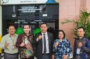 Foto : Dr.Asmi Saputra Dari universitas Trisakti Jakarta di tengah kuasa hukum kantor hukum John L Sitomorang& Partner jakarta 