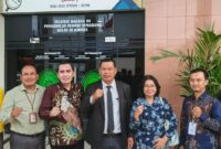 Foto : Dr.Asmi Saputra Dari universitas Trisakti Jakarta di tengah kuasa hukum kantor hukum John L Sitomorang& Partner jakarta 
