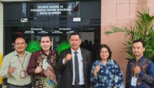 Foto : Dr.Asmi Saputra Dari universitas Trisakti Jakarta di tengah kuasa hukum kantor hukum John L Sitomorang& Partner jakarta 
