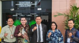 Foto : Dr.Asmi Saputra Dari universitas Trisakti Jakarta di tengah kuasa hukum kantor hukum John L Sitomorang& Partner jakarta 