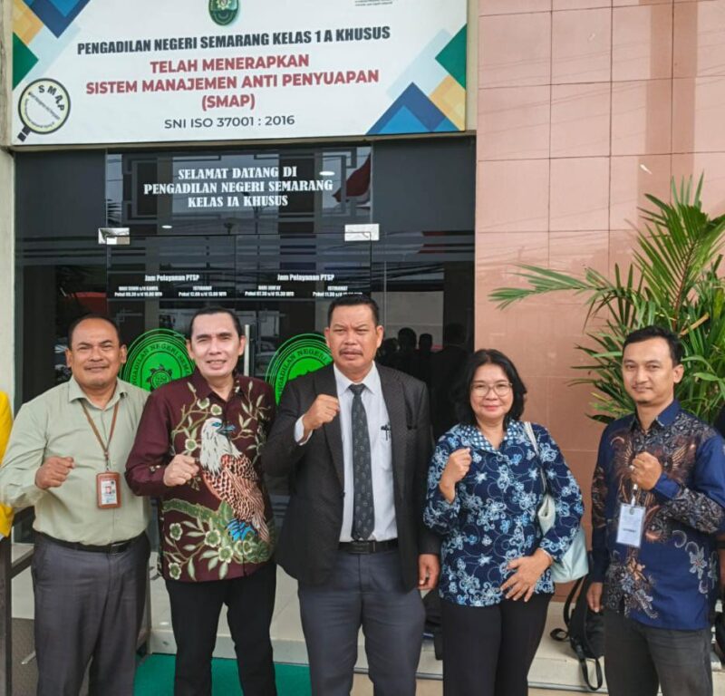 Foto : Dr.Asmi Saputra Dari universitas Trisakti Jakarta di tengah kuasa hukum kantor hukum John L Sitomorang& Partner jakarta 