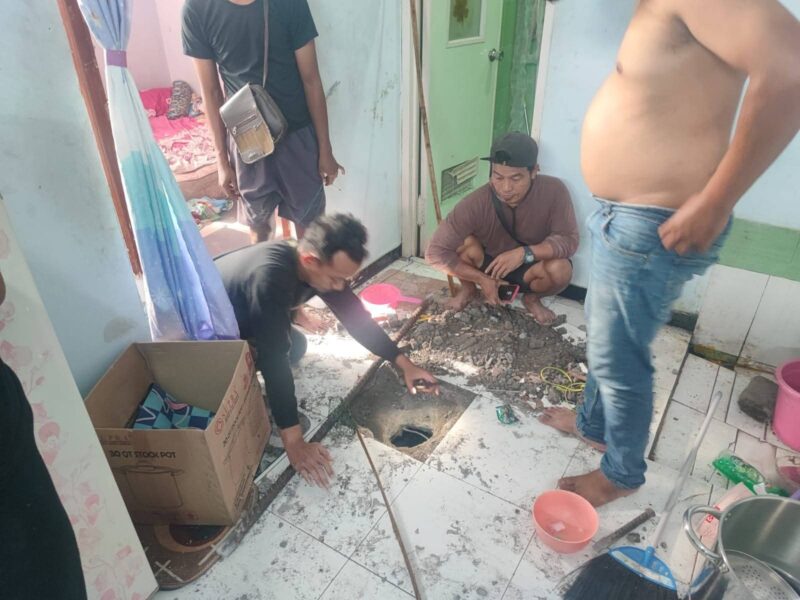 Foto: Ketika Polda Jateng Mencari Barang Bukti Narkoba memakai Jasa Sedot Wc