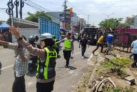 Foto : Ketika Angota Polisi Mengamankan Lokasi Kecelakaan