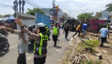 Foto : Ketika Angota Polisi Mengamankan Lokasi Kecelakaan 