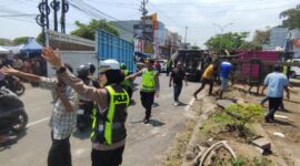 Foto : Ketika Angota Polisi Mengamankan Lokasi Kecelakaan 