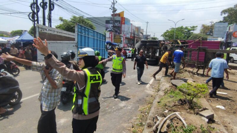 Foto : Ketika Angota Polisi Mengamankan Lokasi Kecelakaan 