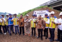 Foto :Wali Kota Salatiga, dr. Robby Hernawan, Sp.OG. Bersama Bupati Semarang, H. Ngesti Nugraha, S.H., M.H.,Dengan Jajaran Pengerjaan Exit tol Salatiga Dan pemerintah pusat 