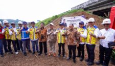 Foto :Wali Kota Salatiga, dr. Robby Hernawan, Sp.OG. Bersama Bupati Semarang, H. Ngesti Nugraha, S.H., M.H.,Dengan Jajaran Pengerjaan Exit tol Salatiga Dan pemerintah pusat 
