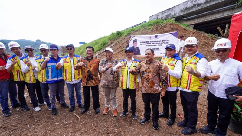 Foto :Wali Kota Salatiga, dr. Robby Hernawan, Sp.OG. Bersama Bupati Semarang, H. Ngesti Nugraha, S.H., M.H.,Dengan Jajaran Pengerjaan Exit tol Salatiga Dan pemerintah pusat 