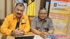 Foto: Ketua DPD Hanura Jawa Tengah, Dr Drs H KRH Hono Sejati Pradoto Jatinangoro SH MH, dan didampingi Wakil Ketua Ir Coek Suroso MT,