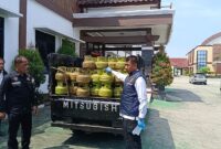 foto: Kasad reskrim AKP Zaenul Arifin ketika menunjukan barang bukti