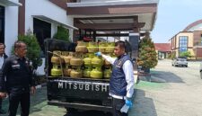 foto: Kasad reskrim AKP Zaenul Arifin ketika menunjukan barang bukti