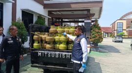 foto: Kasad reskrim AKP Zaenul Arifin ketika menunjukan barang bukti