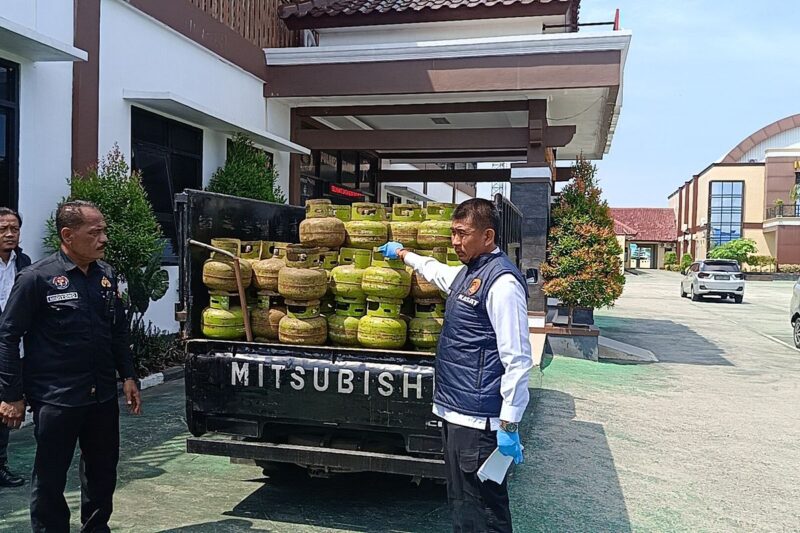 foto: Kasad reskrim AKP Zaenul Arifin ketika menunjukan barang bukti