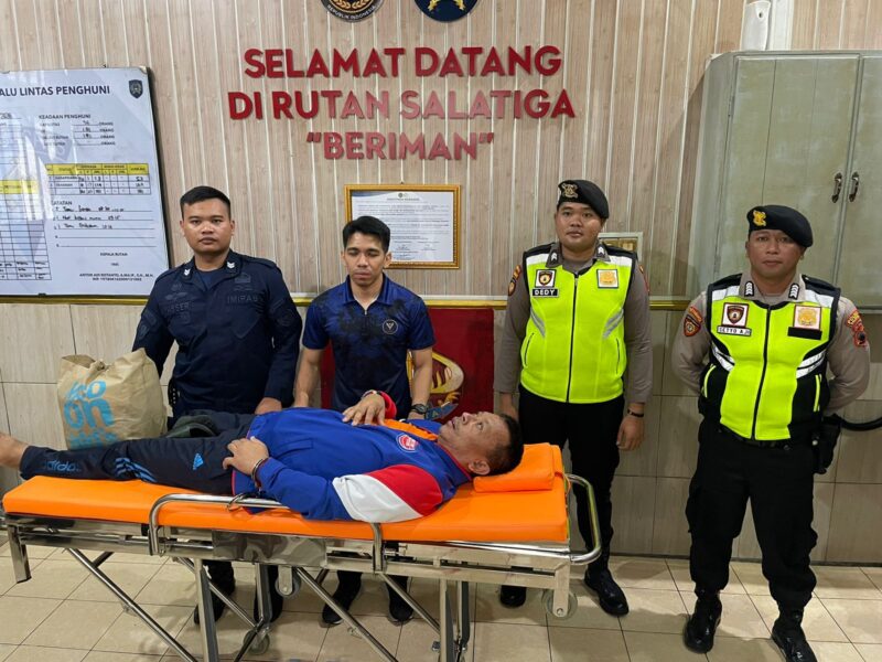 Foto: Pegawai Rutan (Belakang Kiri), Polri (Belakang Kanan) dan WBP (Depan)