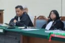Foto: John L Situmorang dan Paulin Situmeang, Penasihat Hukum MFL