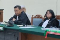 Foto: John L Situmorang dan Paulin Situmeang, Penasihat Hukum MFL
