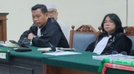 Foto: John L Situmorang dan Paulin Situmeang, Penasihat Hukum MFL