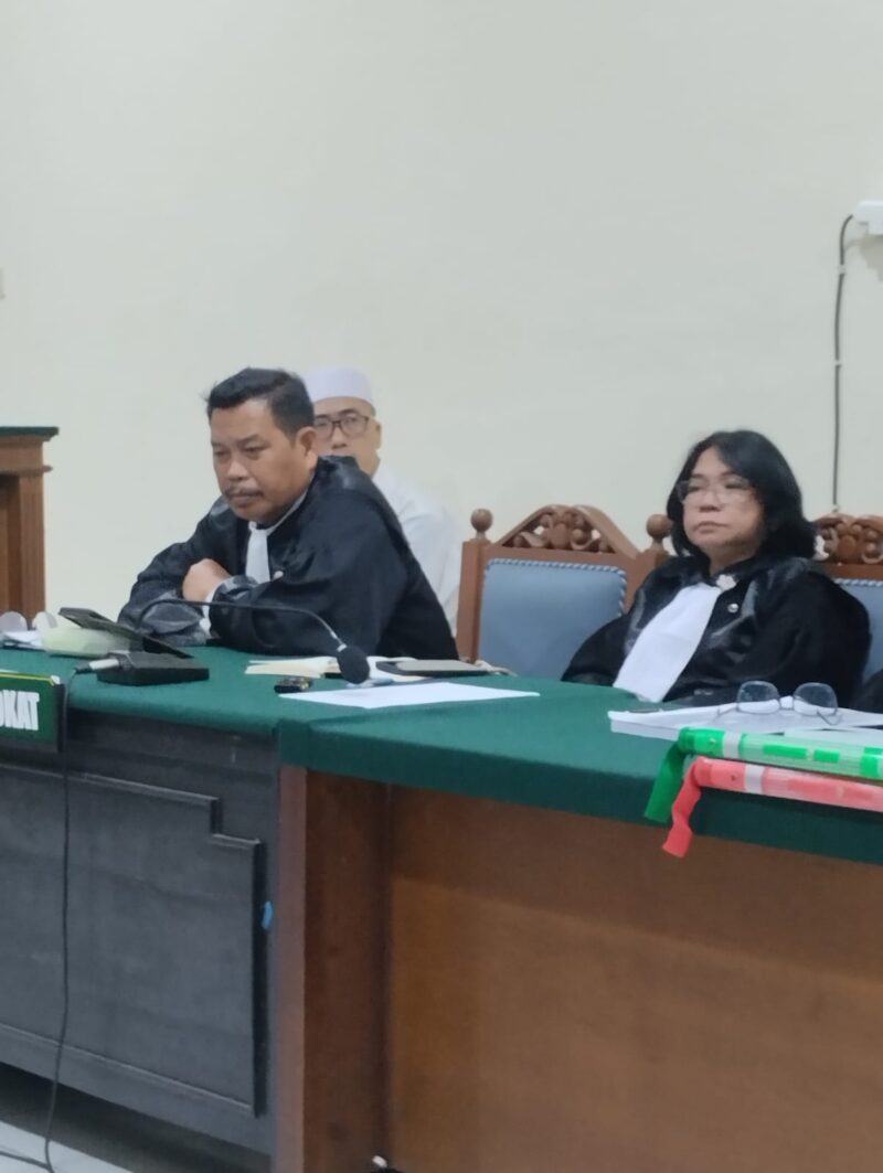 Foto: John L Situmorang dan Paulin Situmeang, Penasihat Hukum MFL