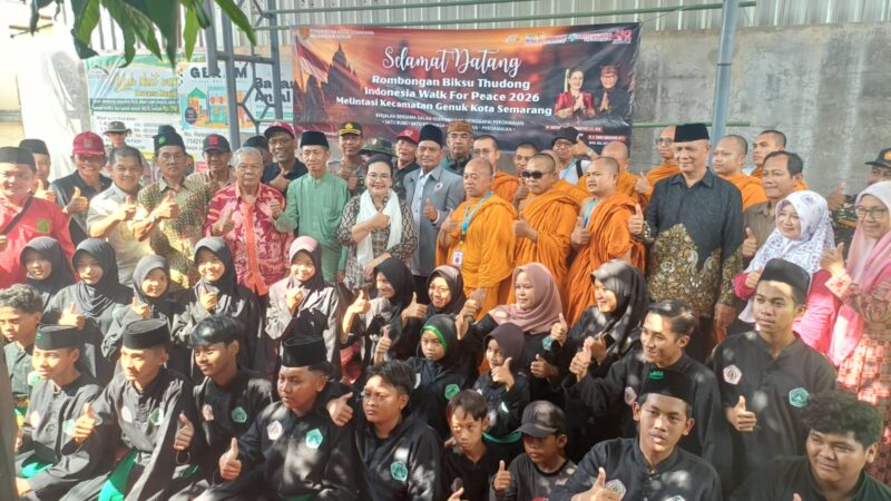 Foto: Bhikkhu Thudong Bersama Jajaran Pemerintah Kota Semarang, Jajaran Polri, TNI, Pagar Nusa dan Tokoh Masyarakat