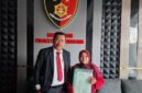 Foto : kanan Anis Sugiarti, Didampingi Kiasa Hukum John L Situmorang Ketika Melaporkan Di polrestabes Semarang 12/MEI/2026
