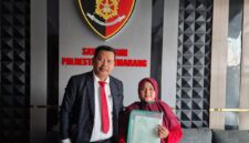 Foto : kanan Anis Sugiarti, Didampingi Kiasa Hukum John L Situmorang Ketika Melaporkan Di polrestabes Semarang 12/MEI/2026