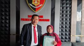 Foto : kanan Anis Sugiarti, Didampingi Kiasa Hukum John L Situmorang Ketika Melaporkan Di polrestabes Semarang 12/MEI/2026