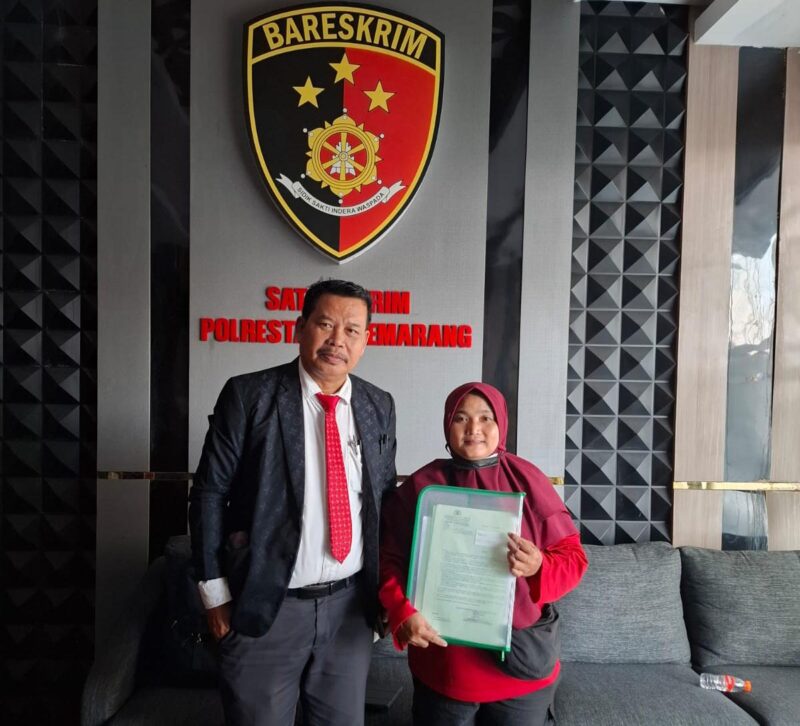 Foto : kanan Anis Sugiarti, Didampingi Kiasa Hukum John L Situmorang Ketika Melaporkan Di polrestabes Semarang 12/MEI/2026