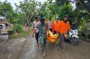 Foto : Ketika aparat TNI POLRI Serta Basarnas Men evaluasi jenasah korban banjir