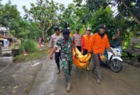 Foto : Ketika aparat TNI POLRI Serta Basarnas Men evaluasi jenasah korban banjir