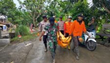 Foto : Ketika aparat TNI POLRI Serta Basarnas Men evaluasi jenasah korban banjir