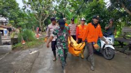 Foto : Ketika aparat TNI POLRI Serta Basarnas Men evaluasi jenasah korban banjir