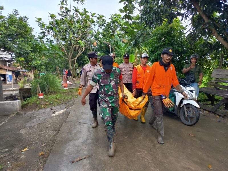 Foto : Ketika aparat TNI POLRI Serta Basarnas Men evaluasi jenasah korban banjir