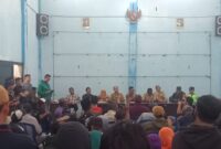 Foto : Ketika warga memadati kantor desa