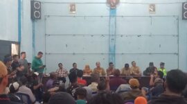 Foto : Ketika warga memadati kantor desa