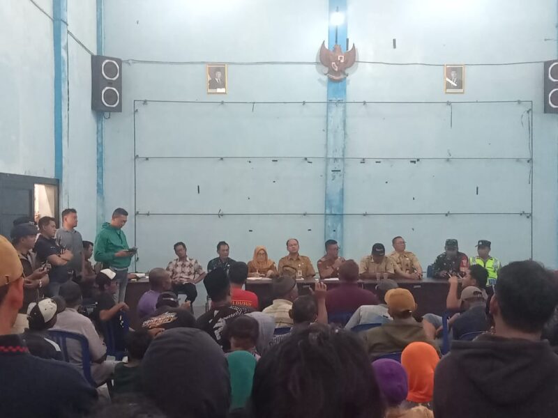Foto : Ketika warga memadati kantor desa