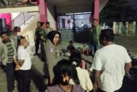 Foto: Kapolsek Gayamsari Kompol Yuna Ahadiyah, S.H., jadi ajang kumpul keluarga besar – mulai dari petugas polisi, perangkat kelurahan, Babinsa, tokoh masyarakat, security rusunawa, hingga orang tua dan para remaja