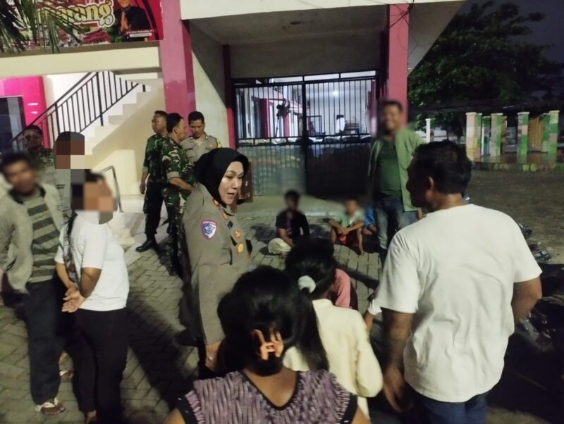 Foto: Kapolsek Gayamsari Kompol Yuna Ahadiyah, S.H., jadi ajang kumpul keluarga besar – mulai dari petugas polisi, perangkat kelurahan, Babinsa, tokoh masyarakat, security rusunawa, hingga orang tua dan para remaja