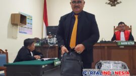 Foto : ahli ketenagakerjaan ternama, Dr. Drs. H. Hono Sejati, S.H., M.Hum, Setelah keahliannya dalam sidan 

memberikan keterangan