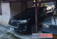 Foto : satu unit mobil Toyota Innova Reborn warna hitam bernomor polisi G 1702 PC. Yang Di Sita Polresta Cilacap Tanpa Kejelasan Terkait Kasus apa