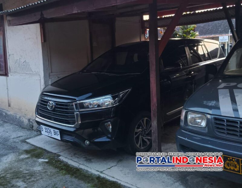 Foto : satu unit mobil Toyota Innova Reborn warna hitam bernomor polisi G 1702 PC. Yang Di Sita Polresta Cilacap Tanpa Kejelasan Terkait Kasus apa