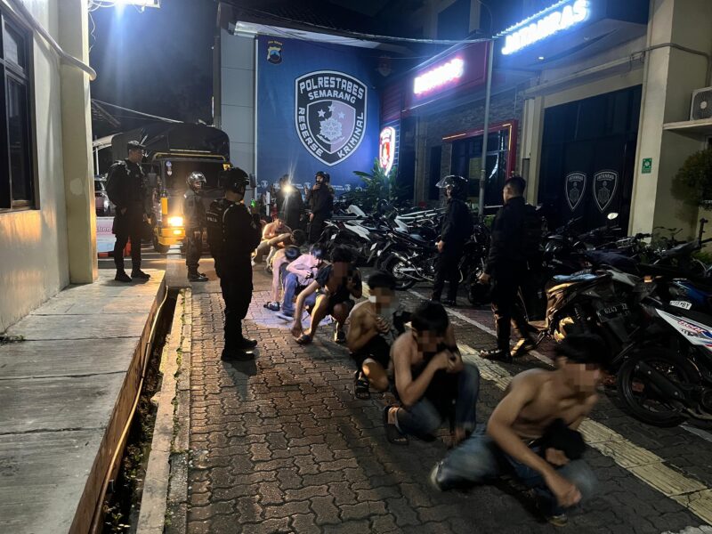 Foto : Ketika aparat kepolisian Antisipasi Tawuran dan Balap Liar, Polrestabes Semarang Kerahkan 760 Personel dalam Razia Gabungan Skala Besar