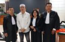 Foto: Terdakwa MFL (Baju Putih/kedua dari Kiri) dan para Penasihat Hukumnya