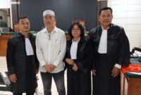 Foto: Terdakwa MFL (Baju Putih/kedua dari Kiri) dan para Penasihat Hukumnya