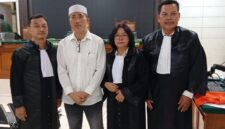 Foto: Terdakwa MFL (Baju Putih/kedua dari Kiri) dan para Penasihat Hukumnya