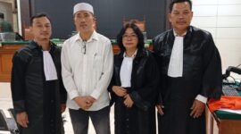 Foto: Terdakwa MFL (Baju Putih/kedua dari Kiri) dan para Penasihat Hukumnya