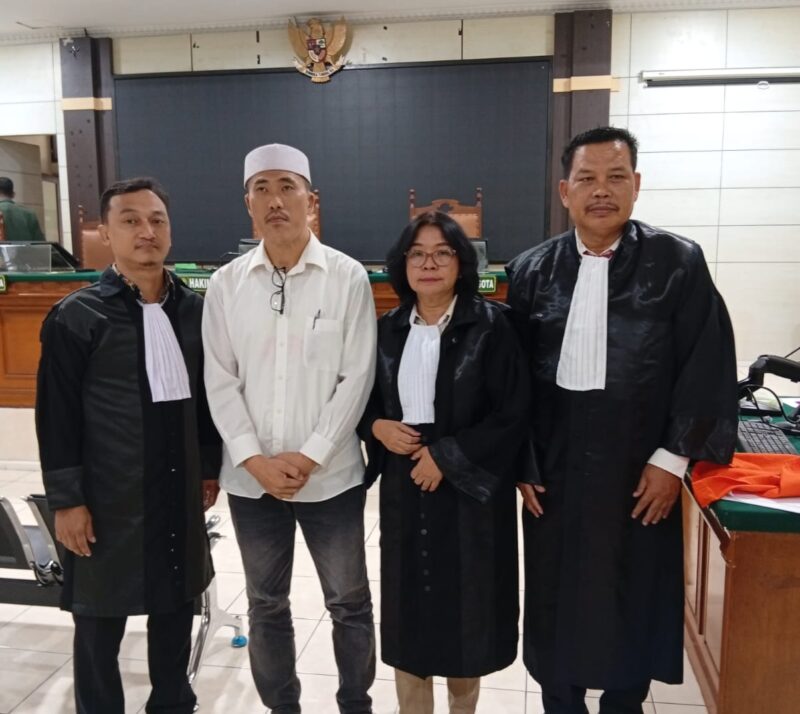 Foto: Terdakwa MFL (Baju Putih/kedua dari Kiri) dan para Penasihat Hukumnya