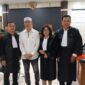 Foto: Terdakwa MFL (Baju Putih/kedua dari Kiri) dan para Penasihat Hukumnya